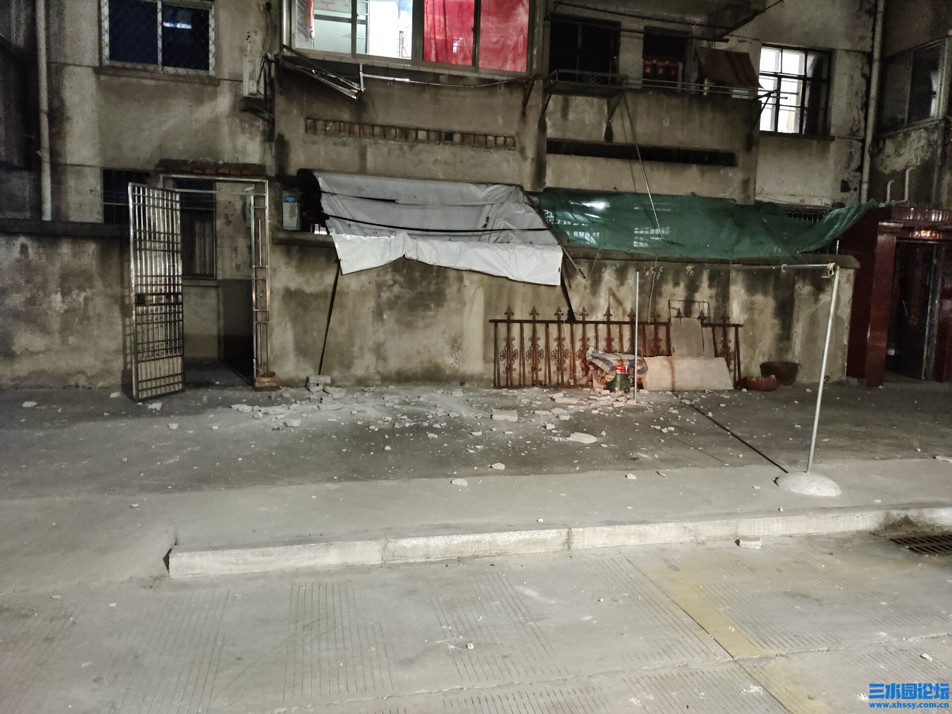 一楼遍地是脱落外墙砖